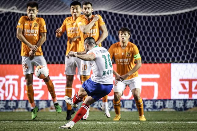 意甲-德赫亚两度扑出点球 AC米兰1-2佛罗伦萨